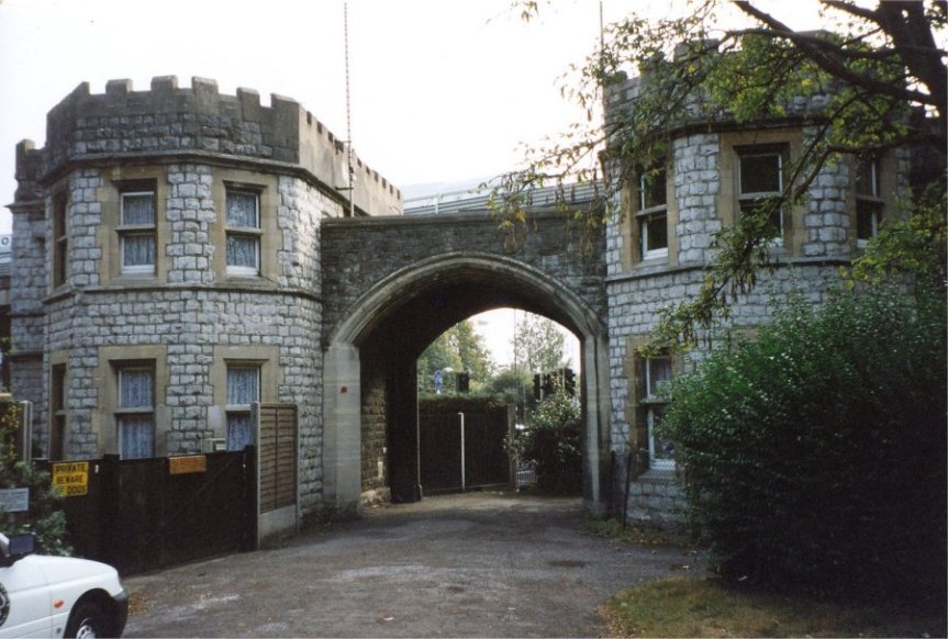 25-06 - Gunnersbury Park Gateway