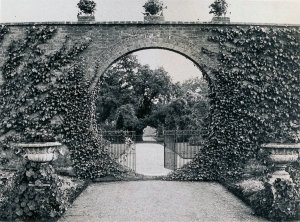 5-1-33-04 - Poles Park - Walled Garden - RH