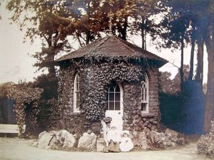 5-10-42-4 - Insole Court - Summer House, Mrs Carolyn - A Salisbury