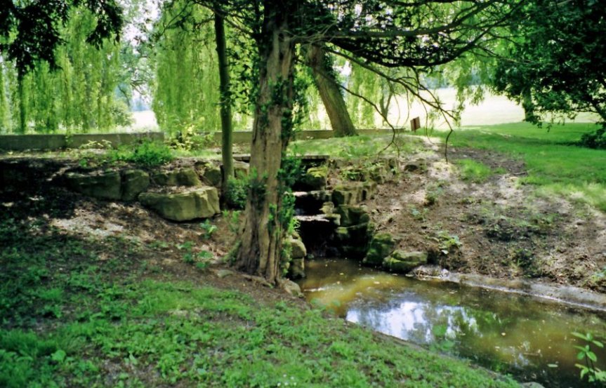 5-10-54-2-- Bushey House - Cascade