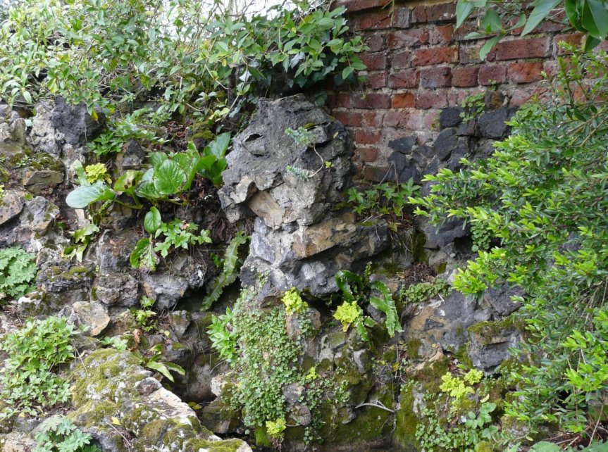 5-10-55-05 - Benington - Peterscourt, Maze - Damaged Wall